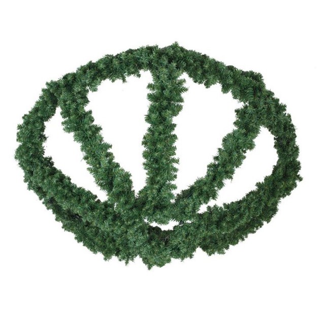 Immagine di Corona Natalizia da Soffitto in Ramo di Pino Verde