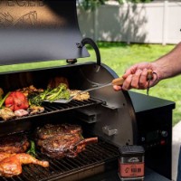 Spatola in acciaio Traeger per barbecue e grigliate in acciaio con manico in Teak