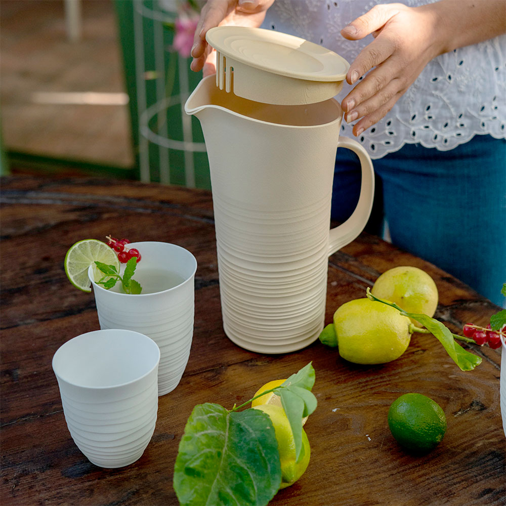 Guzzini Caraffa DOLCEVITA Con Coperchio In Plastica Bio-based Ambra – 1,75L – Beccuccio Antigoccia E Manico Ergo, Ideale Per Acqua E Bevande