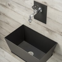 Fontana in metallo a parete con vasca rettangolare 28 litri antracite 42PRQ