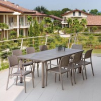Set-ambientato-tavolo-libeccio-poltrone-bora-nardi-tortora