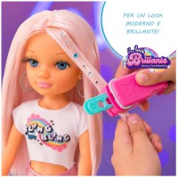 Famosa Nancy un Giorno con Look Brillante