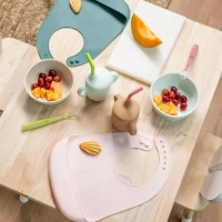 Nattou Set 4 Stoviglie con Ciotola, Cucchiaio, Bavaglio e Tazza con Cannuccia