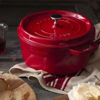 Immagine di Staub Cocotte Rotonda in Ghisa con Coperchio - Rosso Ciliegia