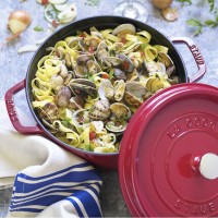 Immagine di Staub Cocotte Rotonda in Ghisa con Coperchio - Rosso Ciliegia