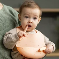 Immagine di Nattou Bavaglino in Silicone Regolabile con Tasca Raccogli Briciole