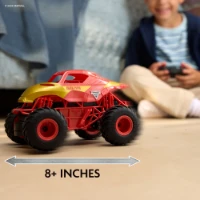 Include: 1 Monster Jam RC in scala 1:24, 1 telecomando, 1 guida di istruzioni