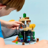 Immagine di LEGO® Minecraft® Zombie Dungeon 21587