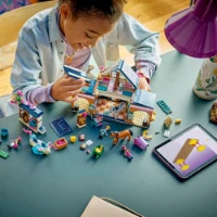Immagine di LEGO® Friends Scuderia e Accademia di Equitazione 42688