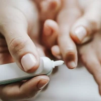 Immagine di Frida Baby Picker Dispositivo 3 in 1 per Pulizia Naso, Orecchie e Unghie con Custodia