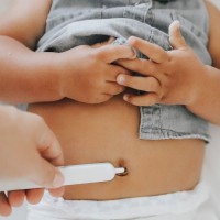 Immagine di Frida Baby Picker Dispositivo 3 in 1 per Pulizia Naso, Orecchie e Unghie con Custodia