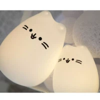 Immagine di InnoGIO GIOkitty Midi Luce Notturna per Bambini in Silicone ABS, 7 Colori, Ricaricabile, Autonomia fino a 15h con Spegnimento Automatico