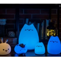 Immagine di InnoGIO GIOkitty Midi Luce Notturna per Bambini in Silicone ABS, 7 Colori, Ricaricabile, Autonomia fino a 15h con Spegnimento Automatico