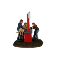 Immagine di Lemax 63815 Puppy Kissing Booth