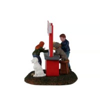 Immagine di Lemax 63815 Puppy Kissing Booth